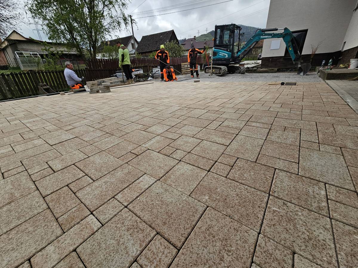 Kladenie zámkovej dlažby — realizácia Beton Galant