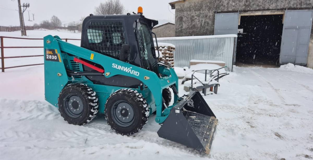 Šmykový nakladač Sunward SWL 2830 v zime