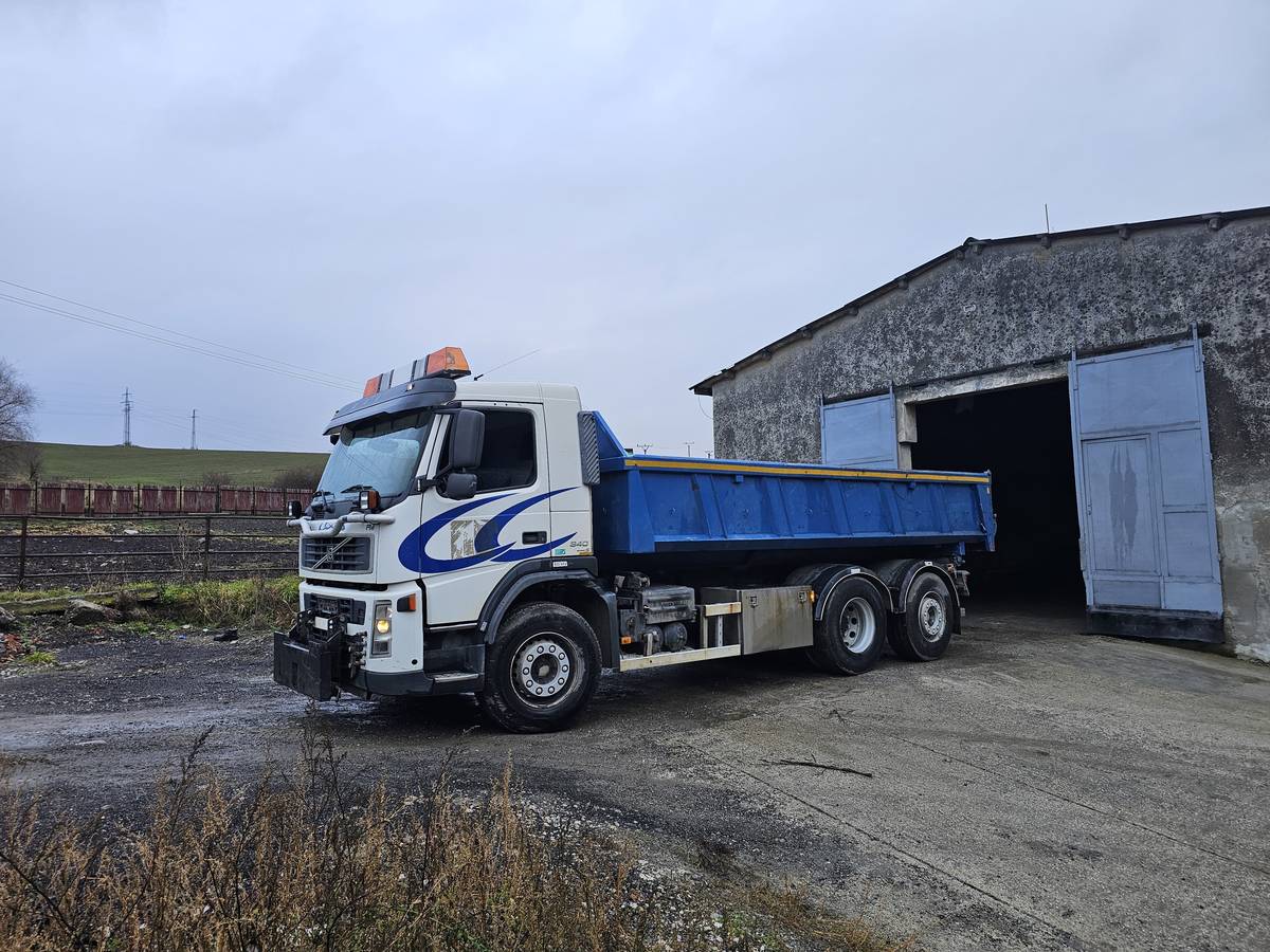 Volvo vyklápačka pri preprave