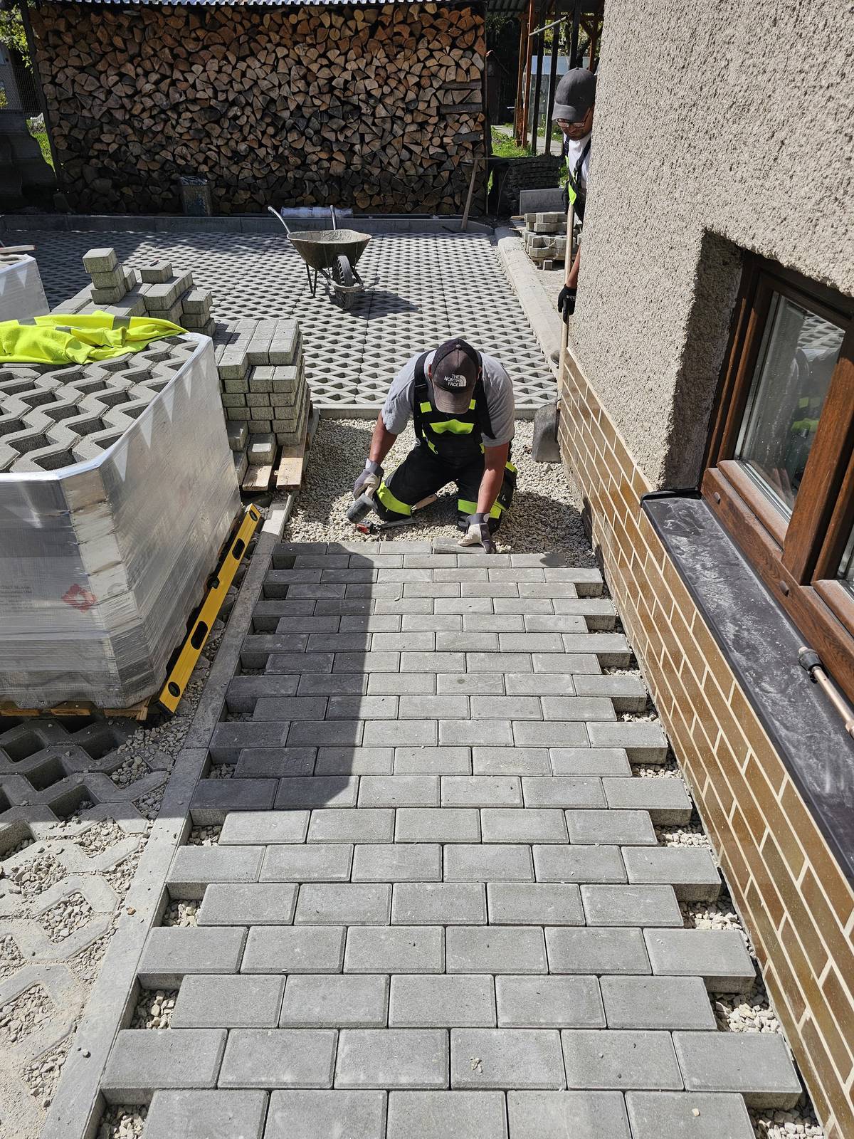 Kladenie chodníka zo zámkovej dlažby